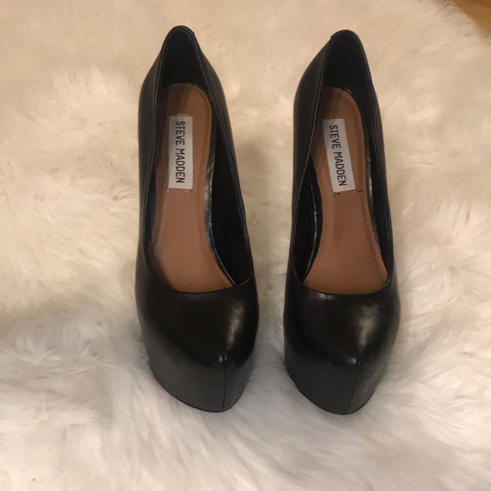 Steve Madden black leather dejavú pumps